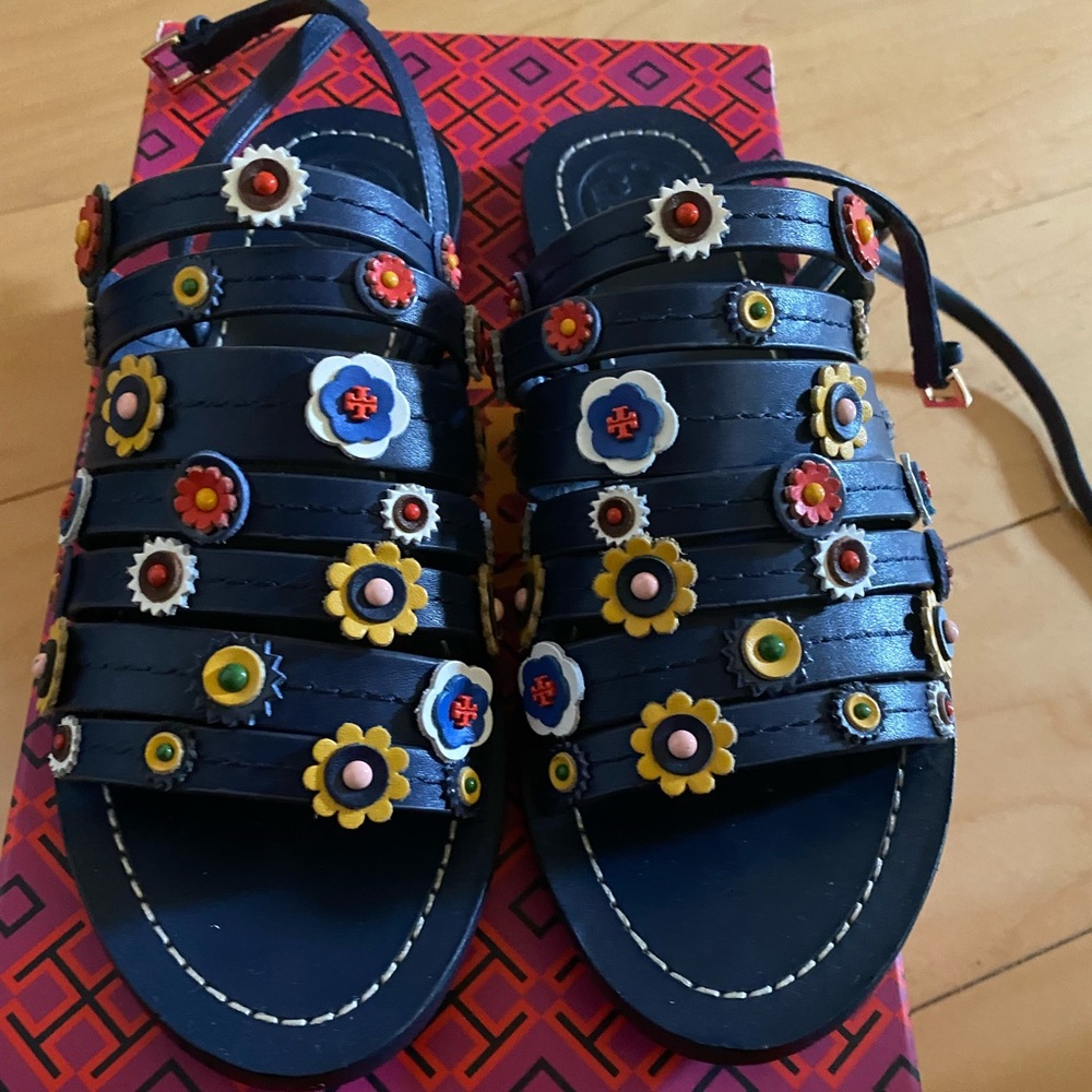 Tory Burch flat ankle wrap sandals. SUPER CUTE